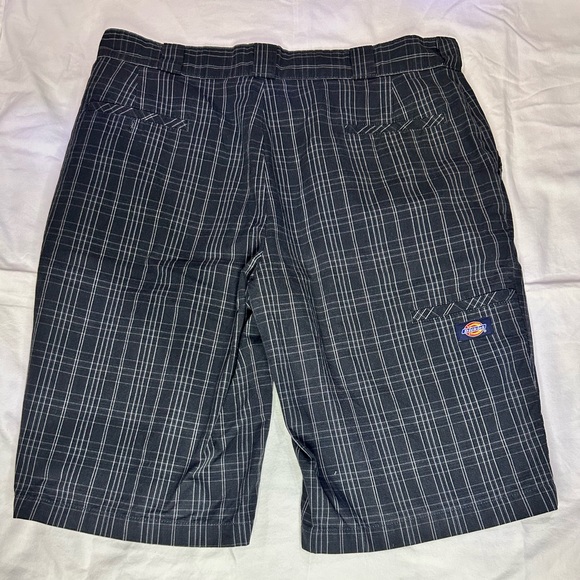 Dickie Shorts size:38 inseam: 13’ - Picture 6 of 6